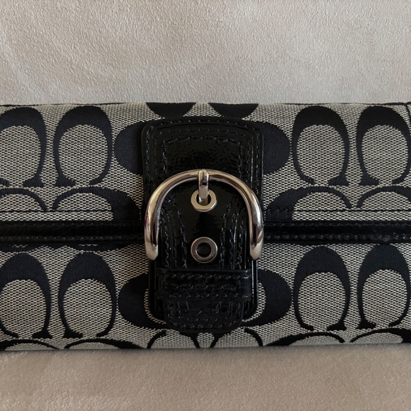 Catch Tote Bag with Matching Wallet - Picture 6 of 9